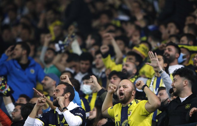 Pričakovati je, da bodo odgovorni pri Evropski nogometni zvezi (UEFA) ukrepali in kaznovali navijače Fenerbahčeja. FOTO: Umit Bektas/Reuters
