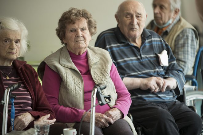 Z zakonom o dolgotrajni oskrbi naj bi celostno uredili to pomembno področje, a ima predpis, ki ga je sprejela prejšnja vlada, številne pomanjkljivosti, so prepričani na ministrstvu za delo. FOTO: Jure Eržen/Delo
