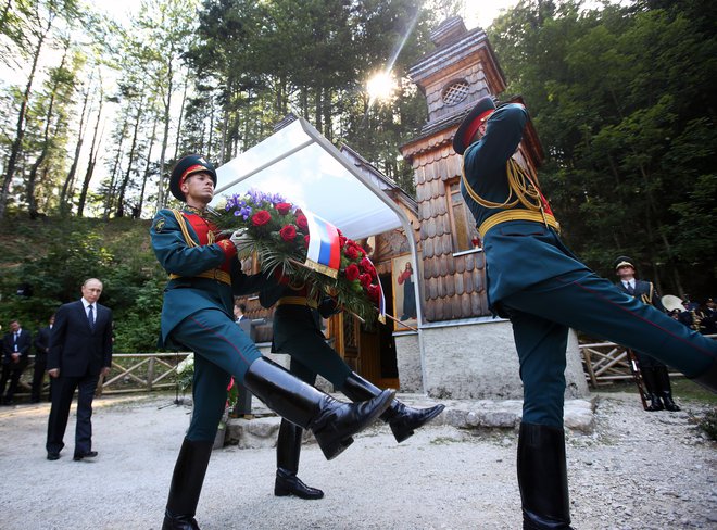 V preteklosti se je spominskega dogodka ob ruski kapelici udeležilo več sto ljudi, ob stoti obletnici, ko je leta 2016 na Vršič prišel tudi ruski predsednik Vladimir Putin, pa okoli dva tisoč petsto. FOTO: Tomi Lombar
