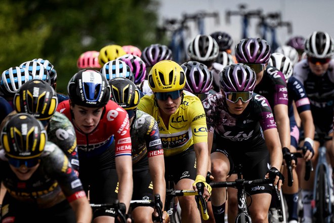 Kakorkoli razmišljamo, Tour de France je blagovna znamka, ki jo pozna cel svet, kar potrjuje tudi veličasten sprejem tokratnega zmagovalca moške izvedbe Jonasa Vingegaarda, veliko zanimanje in ogromno navijačev ob progi pa imajo tudi dekleta. FOTO: Jeff Pachoud Afp
