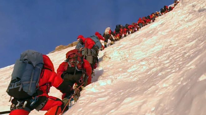 Z najstrašnejšega dela pristopa na K2 so te dni prišli posnetki z družbenih omrežij, ki prikazujejo dolgo vrsto, ki se vije proti vrhu. FOTO: facebook/Mingma G.
