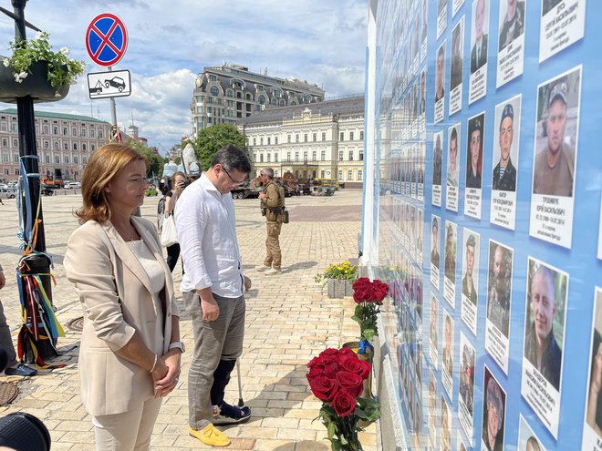 Ministrica za zunanje zadeve Tanja Fajon in njen gostitelj, vodja ukrajinske diplomacije Dmitro Kuleba, sta v Kijevu položila cvetje k zidu spomina na padle v vojni v Donbasu in se poklonila žrtvam. Foto: Ministrstvo za zunanje zadeve
