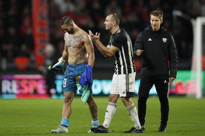 Matic Maruško (v sredini) je bil v Fazaneriji izključen v 71. minuti. FOTO:&nbsp;Stephane Mahe/Reuters
