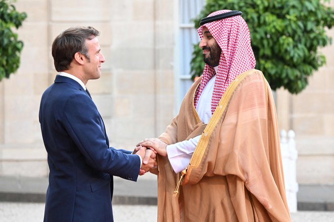 Emmanuel Macron in Mohammed bin Salman v Parizu. FOTO: Bertrand Guay/AFP
