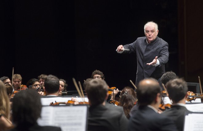 Maestro Daniel Barenboim si je orkester zamislil kot projekt, ki vrača v družbo humanost. Foto Monika Ritterhaus
