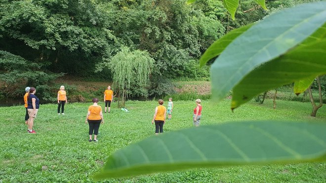 Telovadke in telovadci začutijo tudi tiste mišice, za katere sploh niso vedeli, da jih imajo. FOTO: arhiv Šole zdravja
