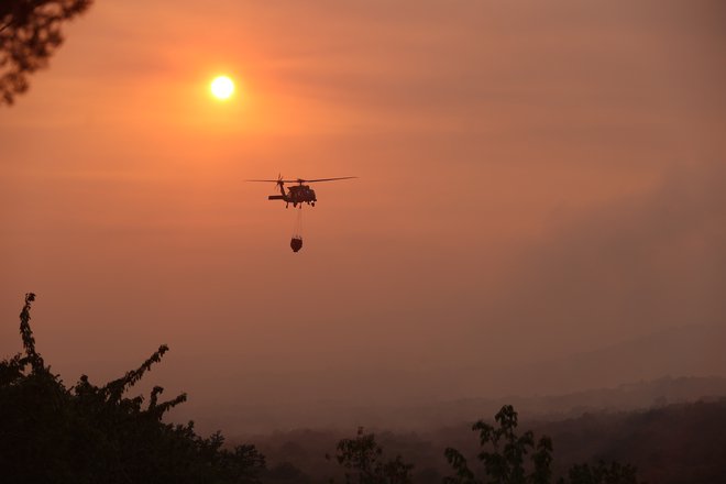 Policijski in vojaški helikopterji so gasilcem zagotovili prepotrebno podporo iz zraka. FOTO: Črt Piksi
