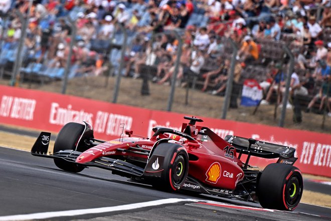 Charles Leclerc je na drugem treningu prekosil Landa Norrisa. FOTO: Attila Kisbenedek/AFP
