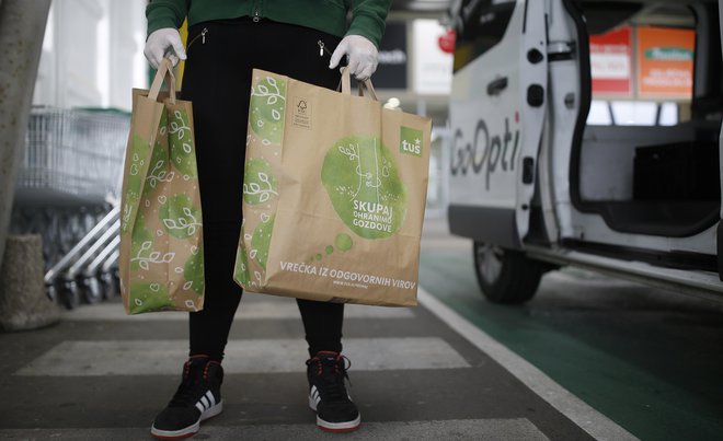 Tuš bo do konca septembra zagotavljal nespremenjene cene košarice osnovnih živil in higienskih potrebščin. FOTO: Blaž Samec/Delo
