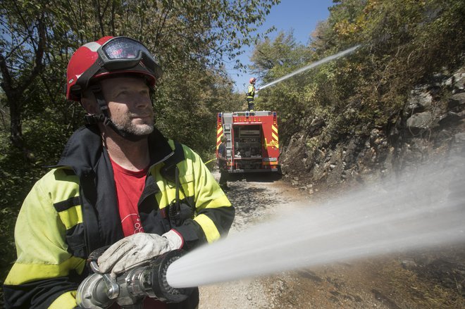 Ponoči je na terenu ostalo še več kot 50 gasilcev. FOTO: Jure Eržen/Delo
