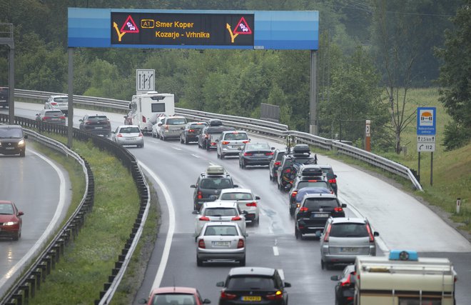 Ob začetku počitnic v nekaterih državah tudi na slovenskih cestah ne preseneča močno povečan promet. FOTO: Jože Suhadolnik/Delo
