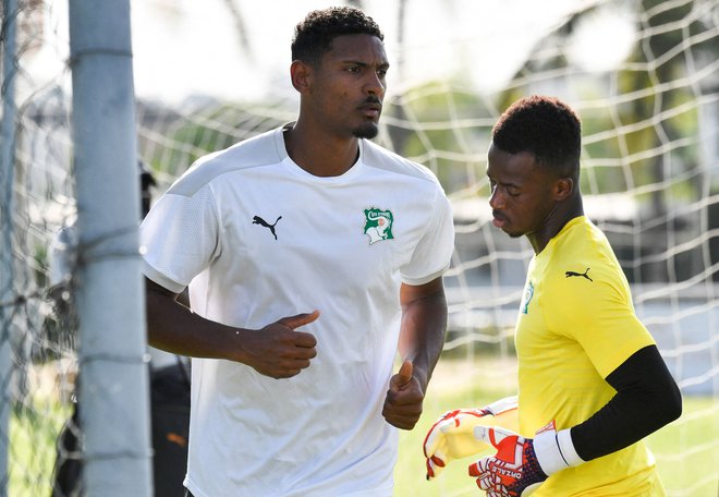 Sebastien Haller je poleti okrepil Borussio Dortmund, pred dveam tednoma pa je izvedel, da ima raka na modih. FOTO: Issouf Sanogo/AFP
