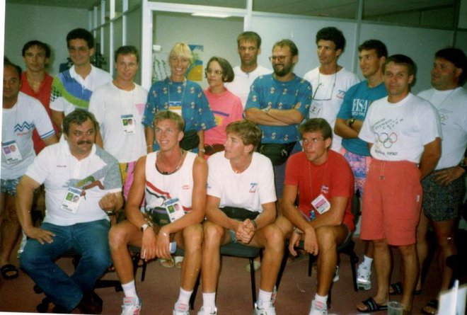 Osvojenih kolajn so se veselili tudi (z desne) Rajko Šugman, Tomo Levovnik, v ozadju Rajmond Debevec, bronasti veslači in Jelko Kacin (zadaj z očali). FOTO: Dokumentacija Dela
