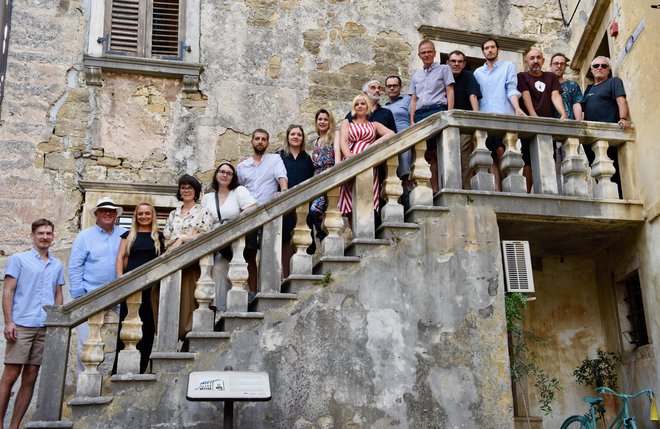 Udeleženci četrtega Fecita na stopnišču galerije Fonticus (z leve): Marko Tubić, ustanovitelj Fecita Rok Kvaternik, Snežana Petrović Panjković, Đerđi Rarković, Ivona Jurić Kljajo, Ivan Milenković, Jovana Tucović Borovac, Tatjana Karavelić, Ivana Živić Jerković, Draško Dragaš, dobitnik letošnje nagrade Milana Tucovića Saša Marjanović, soorganizator in kustos Ivan Perić, soorganizator in vodja galerije Fonticus Eugen Borkovsky, Radovan Kunić, Bratislav Radovanović, Sašo Vrabič in Rudi Skočir FOTO: Nada Aradjan
