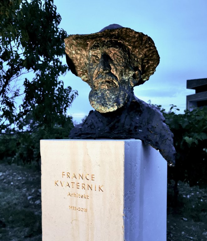 V spomin na očeta, sakralnega arhitekta Franceta Kvaternika (1933–2018), ki je veliko časa preživel v hišici v starem jedru Grožnjana, je Rok Kvaternik na vrtu svoje hiše v Grožnjanu v petek predstavil tudi kip, ki ga je izdelal kipar Mirsad Begić. FOTO: Igor Bratož
