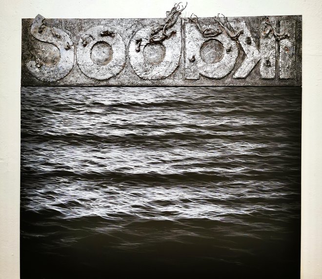 Nagrajeno delo Saša Marjanovića Ikarov padec, akril, pesek, vrv in olje na platnu. FOTO: Igor Bratož
