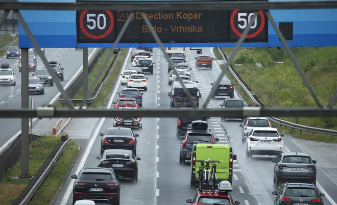 V prometnoinformacijskem centru voznike opozarjajo tudi na bolj obremenjeno ljubljansko obvoznico. FOTO: Jože Suhadolnik
