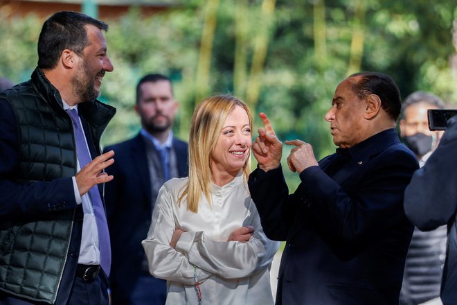 Maria Draghija, odrešenika in reševalca, ki je bil napoti poražencu Conteju, je naposled čez rob porinila falanga z desne strani. Na fotografiji Matteo Salvini, Giorgia Meloni in Silvio Berlusconi. FOTO: Guglielmo Mangiapane/Reuters
