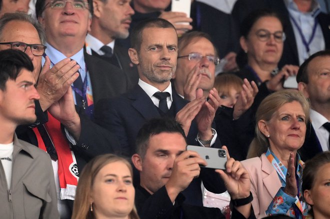 Aleksander Čeferin (v sredini) si je na Old Traffordu ogledal tudi dvoboj Angležinj in Avstrijk. FOTO: Franck Fife/AFP
