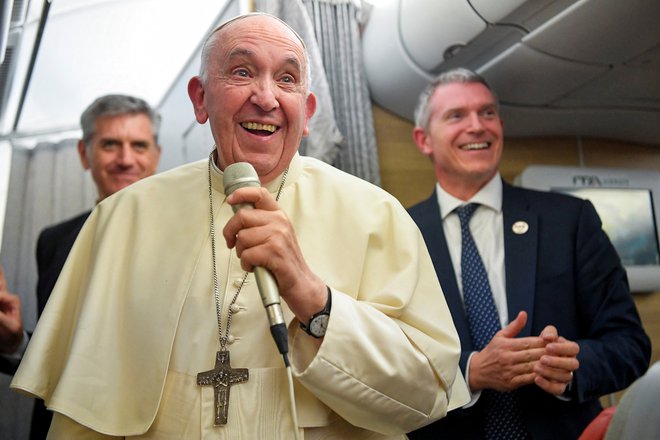 Papež Frančišek je na letalu iz Kanade pred novinarji razmišljal tudi o morebitnem odstopu. FOTO: Divisione Produzione Fotografica/Reuters
