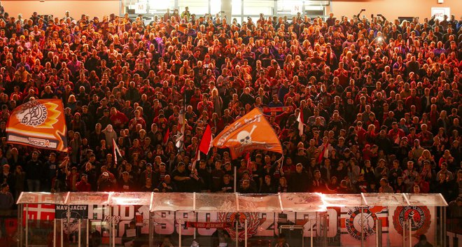 Na Jesenicah bi si želeli tudi v novi sezoni takšno vzdušje, kot je bilo nazadnje v finalu alpske lige z Asiagom.&nbsp;FOTO:&nbsp;Jože Suhadolnik/Delo
