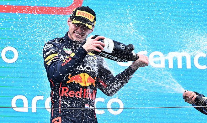 Max Verstappen je v šampanjski prhi užival tudi po dirki na Hungaroringu. FOTO: Attila Kisbenedek/AFP
