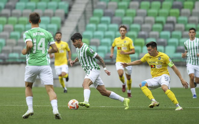 Olimpiji je zasluženo pripadel mestni derbi, ki ga je z odlično predstavo zaznamoval tudi Argentinec Augustine Doffo (z žogo). FOTO: Jože Suhadolnik/Delo
