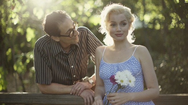 Karizmo in stas Merlinke je v filmu Blondinka povzela Ana de Armas, Adrien Brody nastopa v vlogi njenega moža Arthurja Millerja. Foto arhiv Beneškega filmskega festivala
