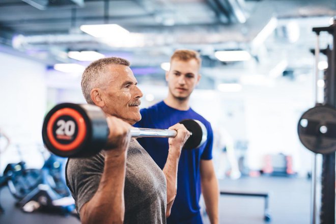Vadba za moč vam lahko pomaga povečati moč kosti in mišično pripravljenost ter vam lahko pomaga pri obvladovanju ali izgubi teže. FOTO: Arhiv Polet/Shutterstock
