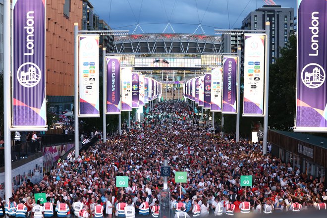 Okolico štadiona na Wembleyju so po zmagi Angležinj preplavili navijači. FOTO: Henry Nicholls/Reuters
