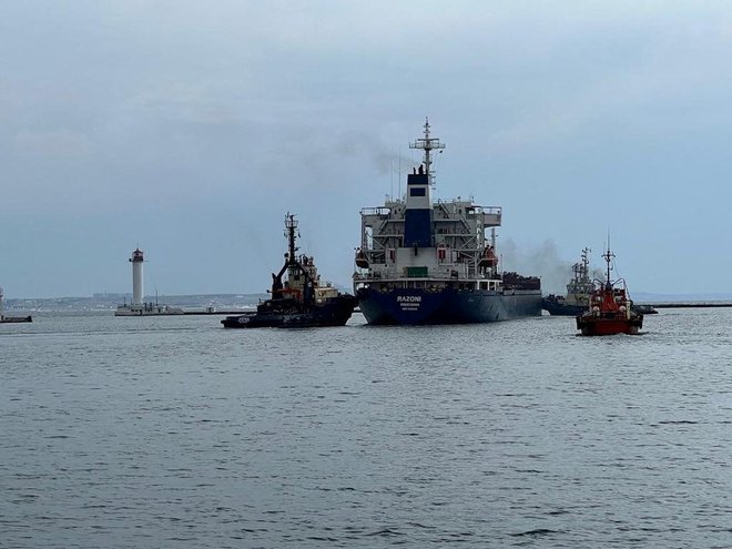 Ladja Razoni zapušča pristanišče v Odesi. FOTO: Ukrainian Naval Forces/Reuters
