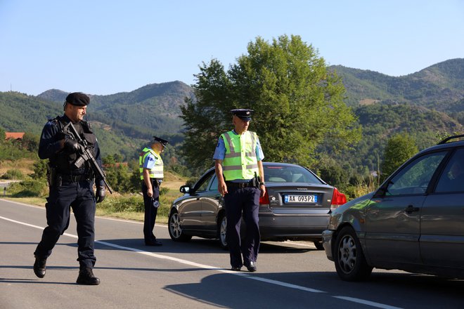 Kosovska policija je te dni zaradi srbskih barikad na severu države v visoki pripravljenosti. FOTO: Stringer/Reuters

