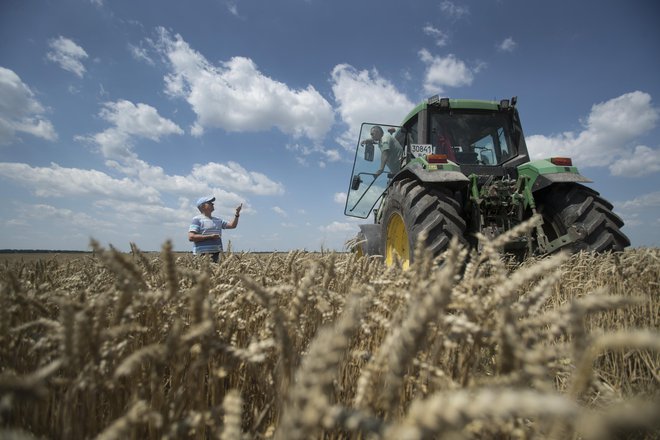 Po novem naj bi za kmečko mehanizacijo veljalo davčno označeno gorivo. FOTO: Jure Eržen/Delo
