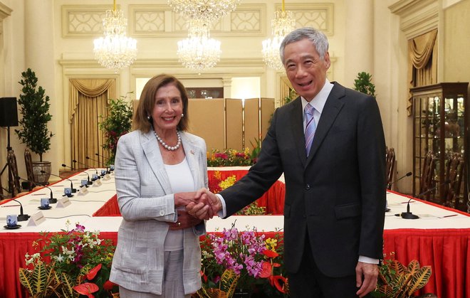 Predsednica ameriškega predstavniškega doma Nancy Pelosi na srečanju s singapurskim predsednikom vlade Lee Hsien Loongom FOTO: Mohd Fyrol/Reuters
