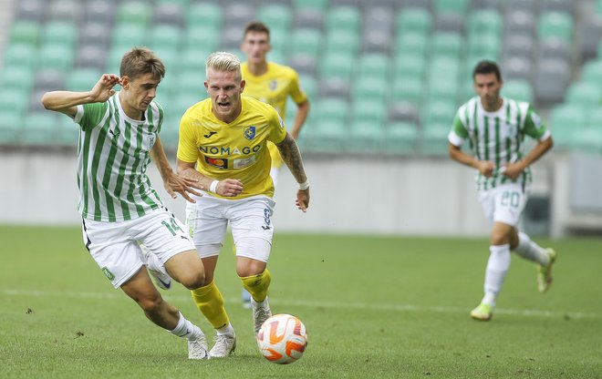 Čeprav je star komaj 18 let, Marcel Ratnik na igrišču deluje umirjeno, izkušeno in zanesljivo. FOTO: Jože Suhadolnik/Delo
