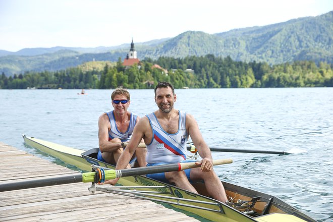 Tudi prva nosilca olimpijske kolajne za Slovenijo Iztok Čop in Denis Žvegelj sta še enkrat sedla v čoln. FOTO: Jože Suhadolnik
