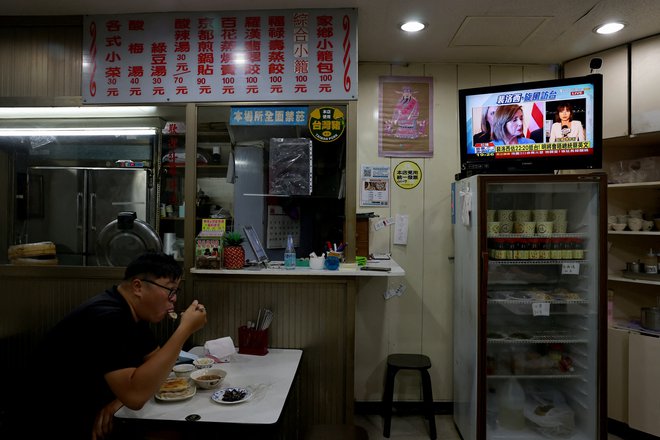 V pričakovanju obiska Nancy Pelosi na Tajvanu. FOTO: Ann Wang/Reuters
