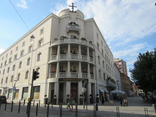 Nekdanja Ljudska posojilnica je danes Plečnikov vogal, kdaj bo v stavbi spet art kino, pa še ni znano. FOTO: Špela Kuralt/Delo
