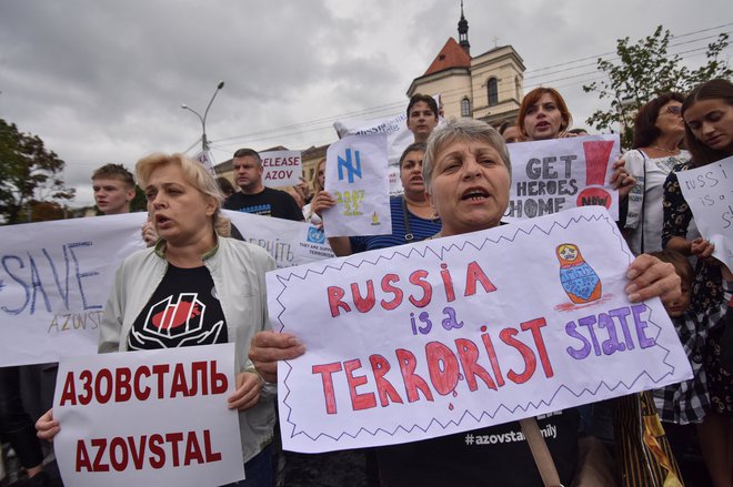 Svojci in prijatelji braniteljev jeklarne Azovstal v Mariupolju so med protestom v Lvivu zahtevali, da se Rusijo proglasi za državnega sponzorja terorizma po nedavnem uboju ukrajinskih vojnih zapornikov v Olenivki. FOTO:&nbsp;Pavlo Palamarchuk/Reuters
