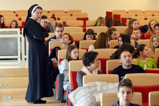 Kdo bo poučeval predmet kritično razmišljanje oziroma filozofijo za najmlajše? Razredni učitelji. Verouk pa razredni učitelji verouka, ki jih je čedalje manj. FOTO: Marko Jurinec/Pixell
