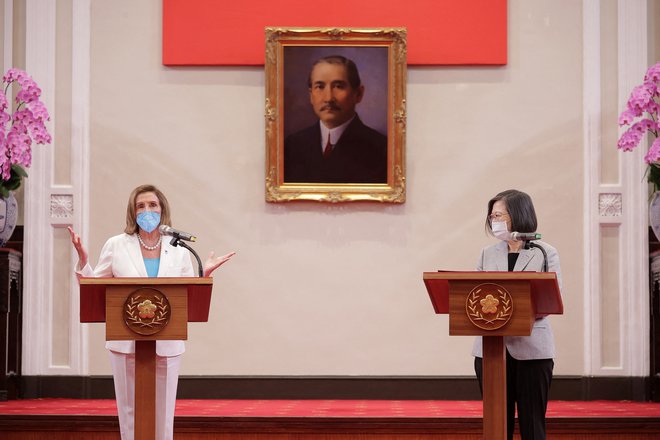 Vodja predstavniškega doma ameriškega kongresa Nancy Pelosi med novinarsko konferenco s tajvansko predsednico Tsai Ing-wen v Tajpeju. FOTO: Reuters
