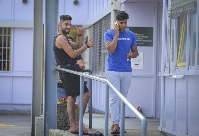 V azilnem domu v Ljubljani so zdaj nastanjeni samo moški, ranljive skupine pa so v Logatcu. FOTO: Jože Suhadolnik/Delo
