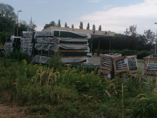 Panelne ograje, ki so jih še pred nekaj meseci nameravali postaviti, kazijo vstop v državo na mejnem prehodu Imeno v Podčetrtku. FOTO: Peter Misja
