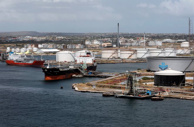 Države izvoznice nafte (na sliki terminal v Venezueli) bodo septembra povečale proizvodnjo za skromnih 100.000 sodčkov na dan. FOTO: Henry Romero/Reuters
