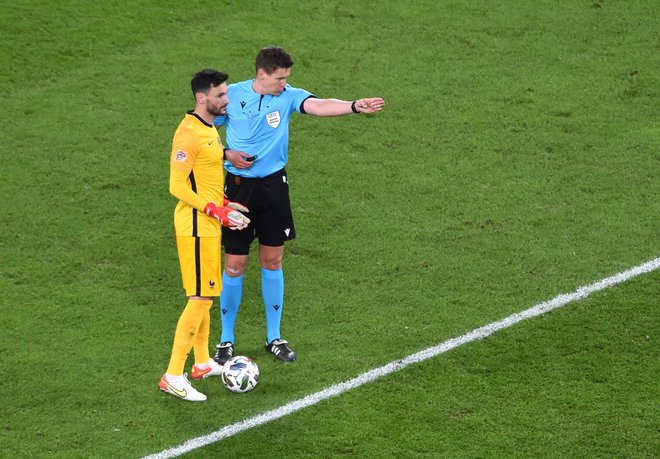 Sodniki v ligi prvakov bodo lahko hitreje sprejeli odločitev za morebiten razveljavljen gol zaradi ofsajda. FOTO: Massimo Rana/Reuters
