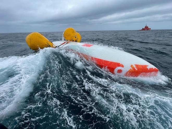 Na pomoč je s petimi potapljači in tremi helikopterji priskočila španska obalna straža, ki je našla prevrnjen čoln, pod katerim se je nahajal moški. FOTO:&nbsp;Salvamento Maritimo/Reuters
