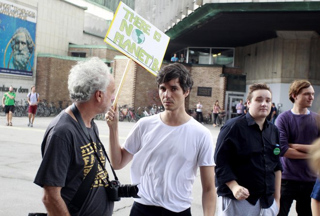 V času opozicije je bil podnebni protestnik tudi prvak Levice Luka Mesec. Zdaj njegova stranka nosi soodgovornost v vladi za pripravo ukrepov za blažitev podnebnih sprememb, ki so za državljane čedalje pomembnejša tema. FOTO: Roman Šipić/Delo
