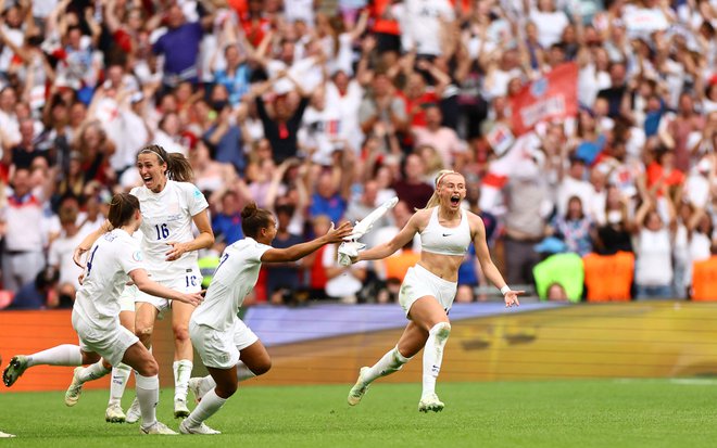 Slavje Chloe Kelly po drugem golu Anglije, ki je domačinkam prinesel naslov evropskih prvakinj. FOTO: Lisi Nies&shy;ner/Reuters
