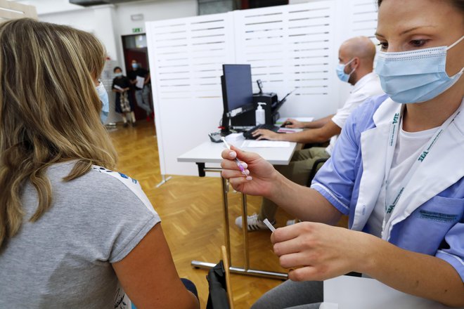 Zaradi preobremenjenosti zdravnikov, predvsem v času epidemije, je na območju Ljubljane z okolico okoli 15 tisoč ljudi uradno ostalo brez osebnega zdravnika. FOTO: Matej Družnik/Delo
