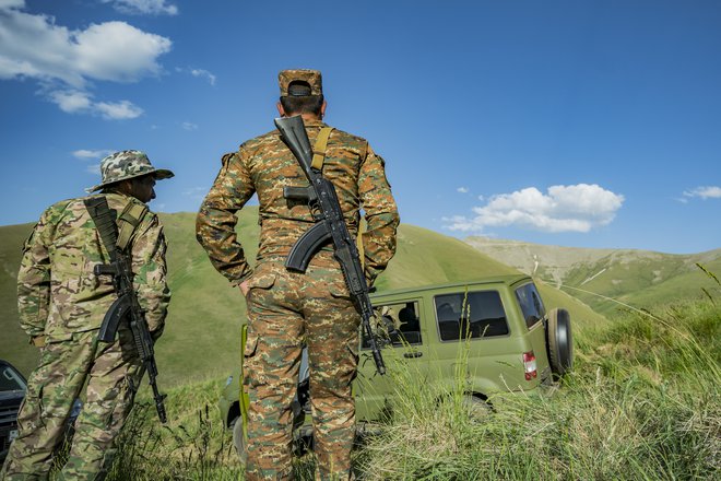 Med Armenijo in Azerbajdžanom je spet zavrelo. FOTO: Celestino Arce/Reuters
